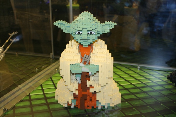 Výstava modelů Lego kostek očima autistických dětí