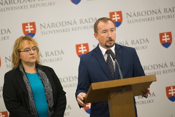 Školy musí dovolit veřejnou kontrolu, navrhujeme nezávislého mediátora
